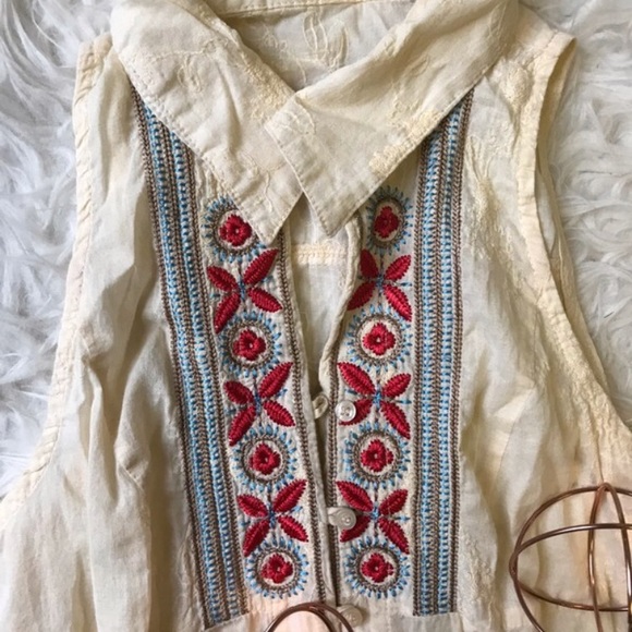 Sleeveless Tunic With Detailing - Picture 3 of 4